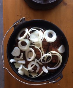 Schichtfleisch mit Zwiebeln