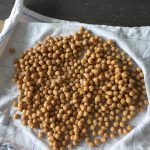 Kichererbsen auf Küchenhandtuch