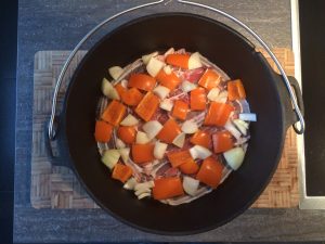 Basis mit Bacon, Paprika und Zwiebeln