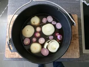 Pulled Pork: Zwiebel + Fond als Basis