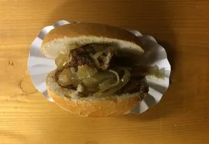 Schichtfleisch im Brötchen