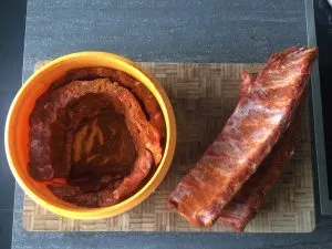 Würzen der Spareribs