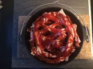 Fertig geschichtete Spareribs im Dutch Oven