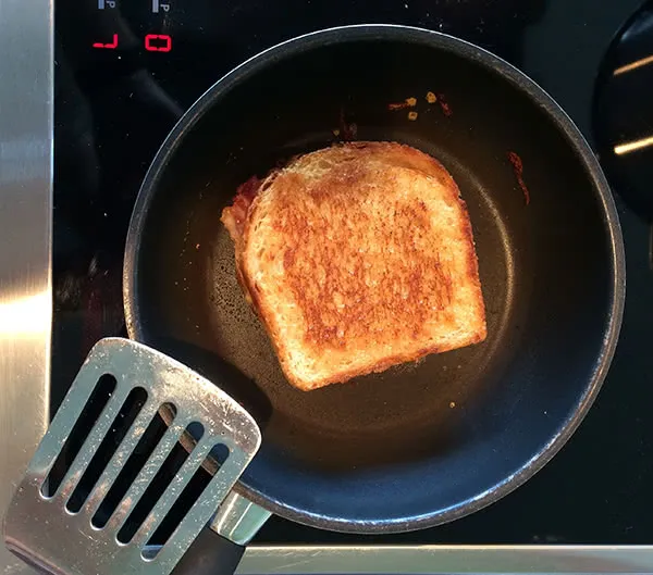 Grilled Cheese Sandwich in der Pfanne