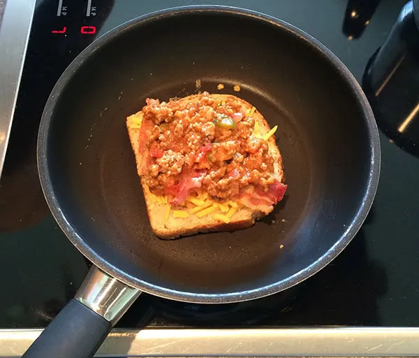 Grilled Cheese Sandwich in der Pfanne