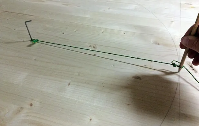 DIY: Stehtisch aus Ölfass bauen: Holzplatte