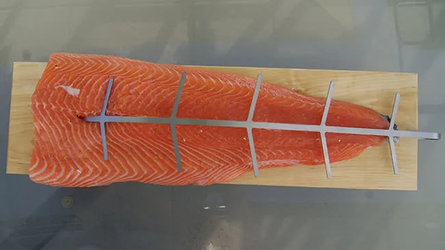 Flammlachs: Lachsfilet auf Brett