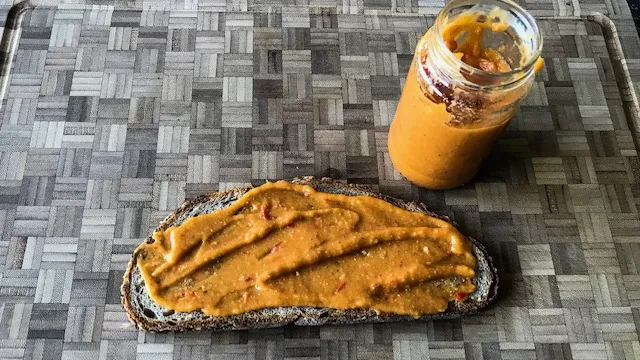 Brot mit fertigem Aufstrich